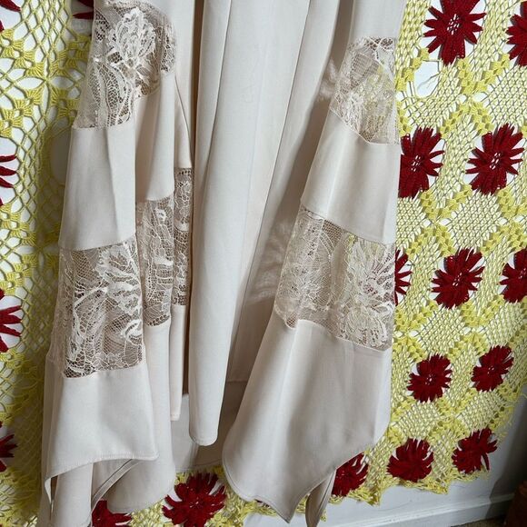 Marciano dresses / Cream Lace Dress / Size 4 - Picture 5 of 16
